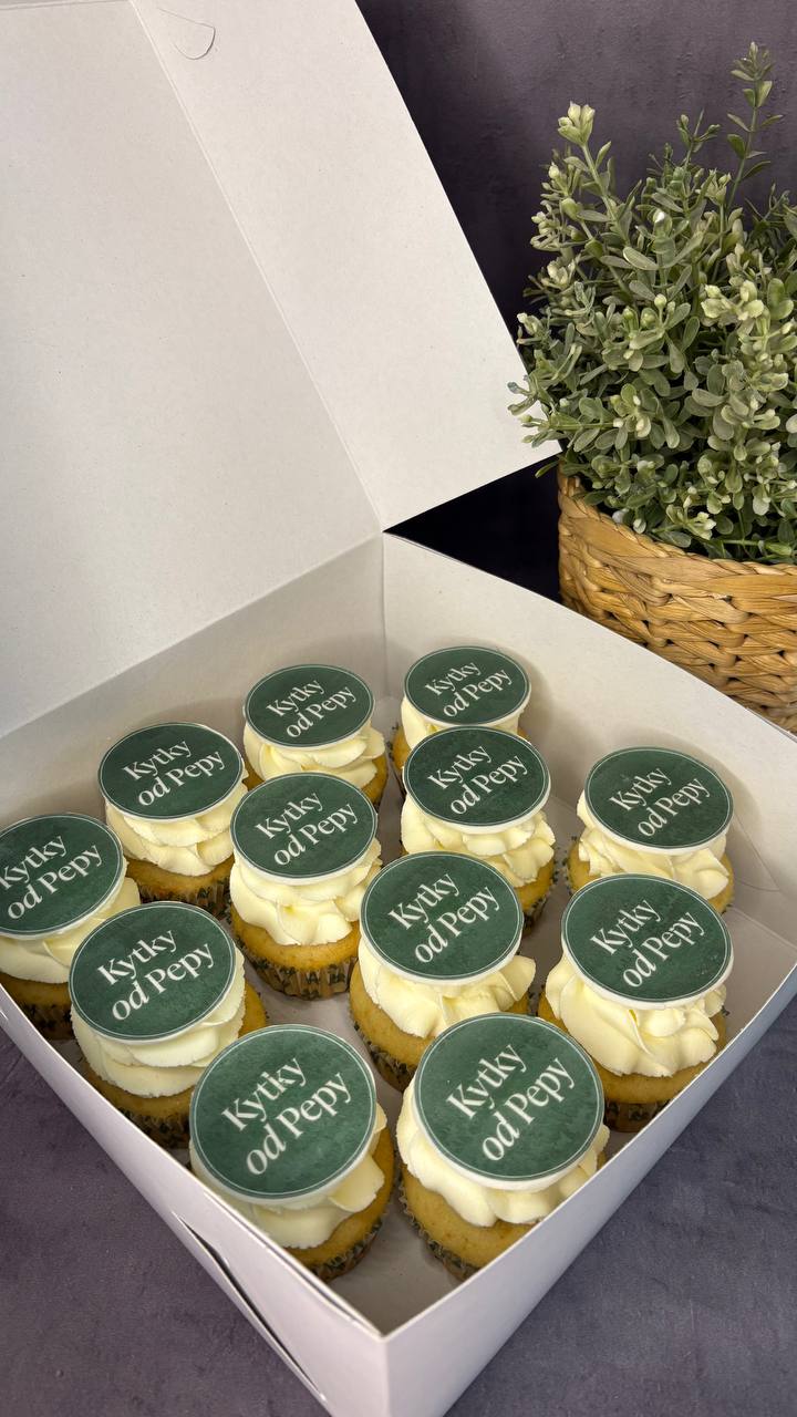 Vanilla cupcakes with Kytky od Pepy green branded toppers in a gift box