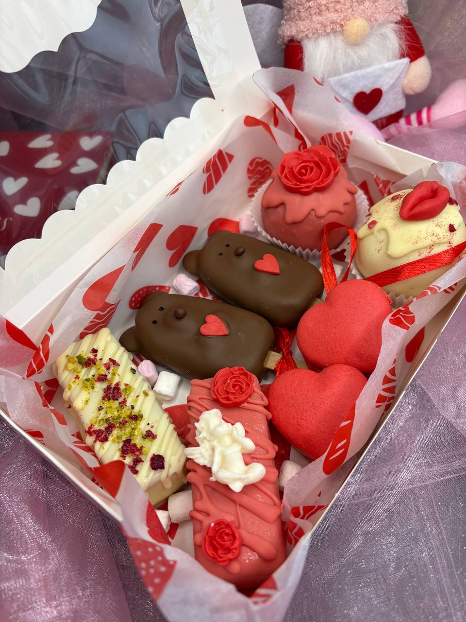 Valentine's dessert box with hearts and roses